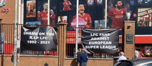 Des banderoles des fans de Liverpool ont été affichées devant Anfield (Credit : Sky News Twitter)