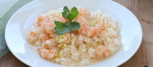 Risotto al limone e gamberetti, un primo piatto di pesce molto fresco.