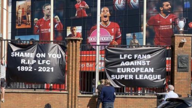 Des banderoles des fans de Liverpool ont été affichées devant Anfield (Credit : Sky News Twitter)
