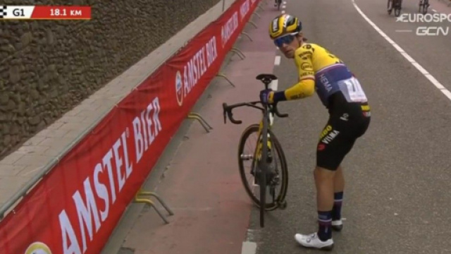 Primož Roglič fermato da un problema meccanico sul Cauberg.