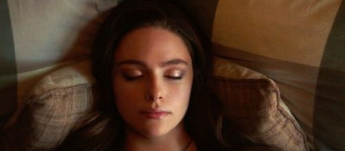 Hope Mikaelson avvolta in un sonno magico alla fine della seconda stagione di Legacies.