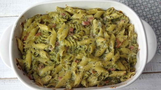 Pasta con i broccoli al forno, una pietanza molto gustosa.