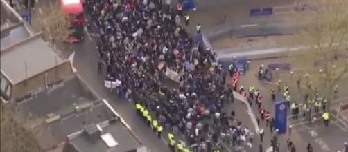 Des centaines de supporters de Chelsea bloquent la circulation aux abords de Stamford Bridge (Credit : Sky News Twitter)