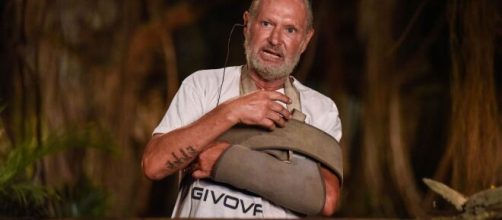 Isola, Salemi contro il gesto di Gascoigne: 'Che schifo'.