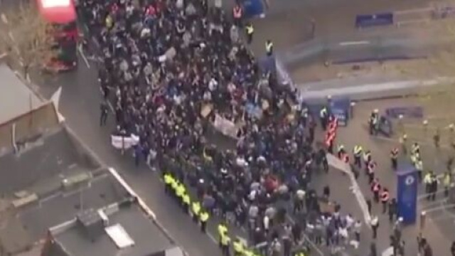 Des centaines de supporters de Chelsea bloquent la circulation aux abords de Stamford Bridge (Credit : Sky News Twitter)