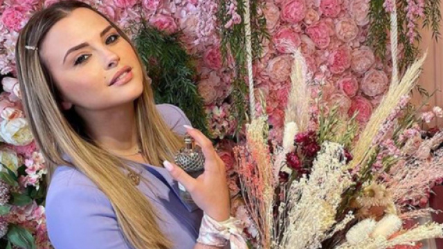 Kelly Vedovelli ambassadrice d'une boutique à Saint-Raphael - Source : Instagram @Kellyvedovelli