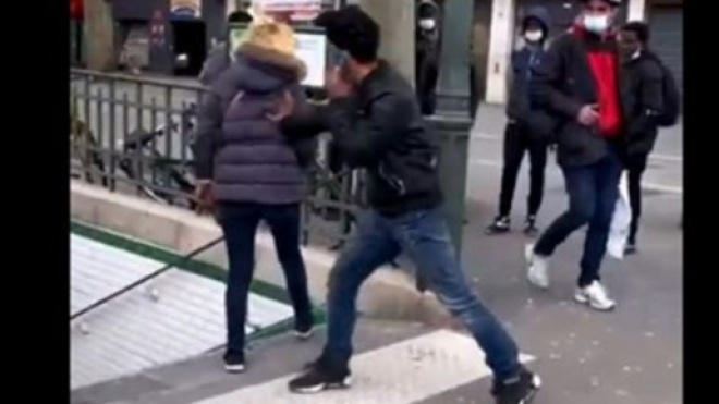 Vive altercation entre un homme et une femme devant les escaliers du métro - La vidéo fait le buzz (Source : Capture d'écran Instagram)