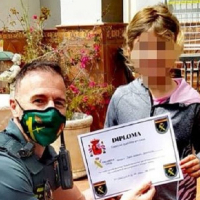 Alba, una niña de siete años, recibe un diploma por su comportamiento (@guardiacivil)