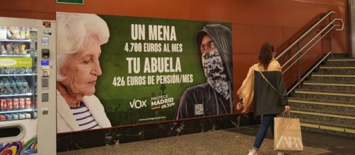 El cartel fue ubicado en la estación de la Puerta del Sol en el centro de Madrid (Instagram: @vox_es)