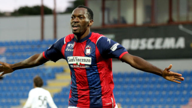 In foto Simy, attaccante del Crotone.