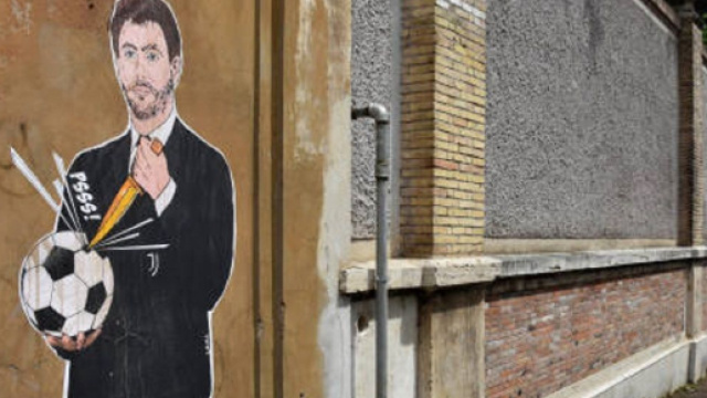 Un tag contre Agnelli à Rome (Credit : Twitter Il corirere della sera)