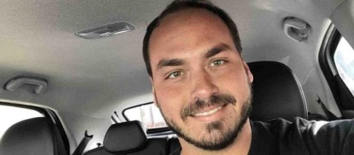 Carlos Bolsonaro se confunde em sess&atilde;o (Reprodu&ccedil;&atilde;o/Instagram/@carlosbolsonaro)