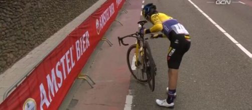 Primoz Roglic appiedato all'Amstel Gold Race