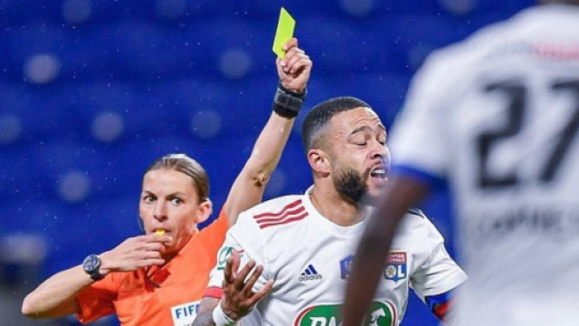 Frappart se fait détruire par les lyonnais après la rencontre - Photo capture d'écran Twitter Memphis Depay