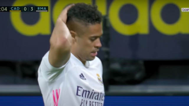 Zidane n'en revient pas après le tir raté de Mariano Diaz - Photo capture d'écran vidéo YouTube