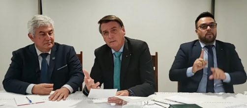 Bolsonaro conversa com o ministro Marcos Pontes durante live na última quinta (Reprodução/Facebook)