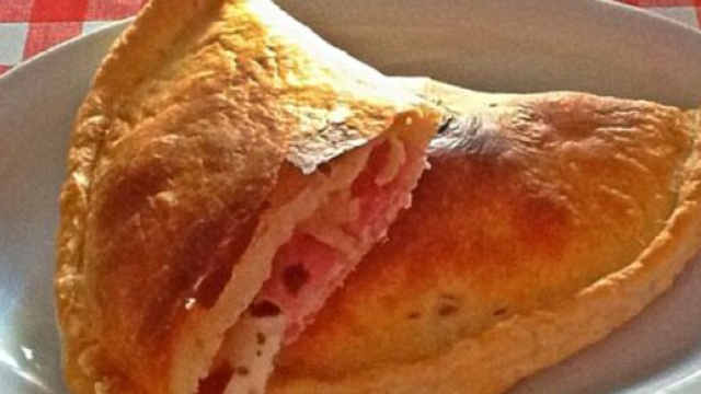 Sfogliatella farcita con prosciutto e mozzarella, un rustico ideale per le scampagnate.