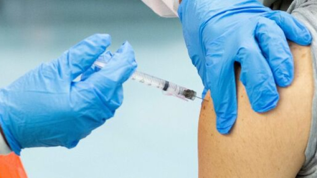 Soluzione fisiologica al posto del vaccino: indagato un medico marchigiano operante nella provincia di Ancona.