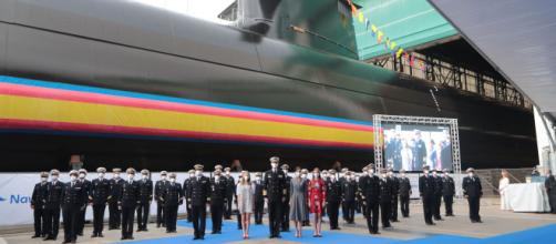 La Familia Real posa junto a la dotación del nuevo submarino S-81 'Isaac Peral'. (Foto MDE)