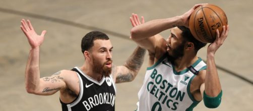 Mike James dei Brooklyn Nets e Jayson Tatum dei Boston Celtics.