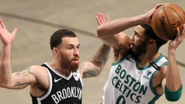 Mike James dei Brooklyn Nets e Jayson Tatum dei Boston Celtics.