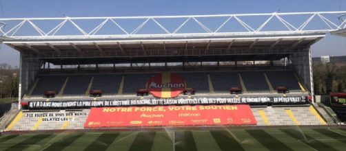 Lors de Lens - Nîmes, les supporters du RC Lens ont envoyé un message à leurs joueurs (Credit : RMC Sport Twitter)