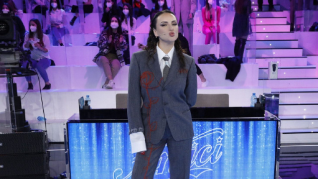 Arisa, dai lunghi ricci ai baffi: le mille trasformazioni della ... - fanpage.it