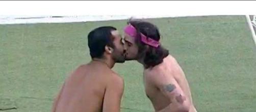 Gil e Fiuk trocam beijo no 'BBB21' e cumprem promessa (Reprodução/TV Globo)