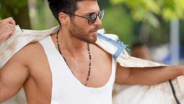 Can Yaman torna su Instagram con un selfie.