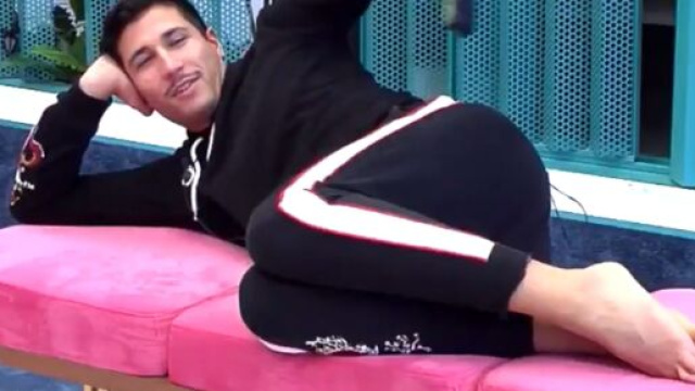 Supervivientes: Gianmarco Onestini si spoglia e fa il bagno.