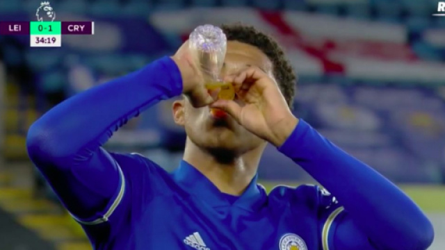 Wesley Fofana boit pendant la rencontre de Leicester - Photo capture d'écran vidéo
