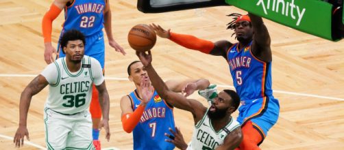 Jaylen Brown a canestro, Boston Celtics.