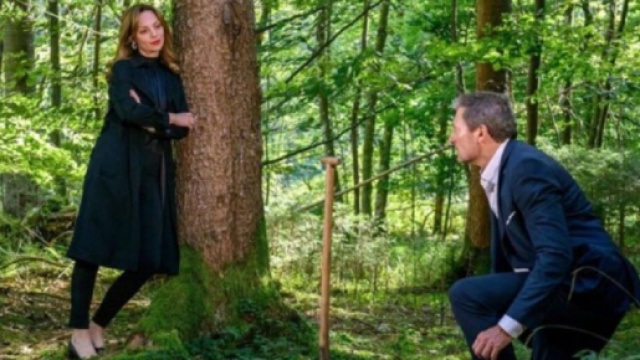 Tempesta d'amore, trame tedesche: Ariane attira il padre di Tim su una mina antiuomo.