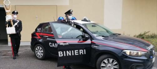 I Carabinieri nell'atto di recuperare la statua di Edi Sanna.