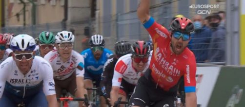 Sonny Colbrelli vince la seconda tappa del Giro di Romandia.