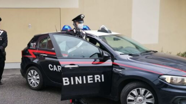 I Carabinieri nell'atto di recuperare la statua di Edi Sanna.