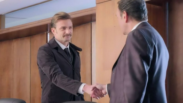 Un posto al sole Roberto Ferri (Riccardo Polizzy Carbonelli) sttinge la mano a Pietro Abbate (Simon Grechi).