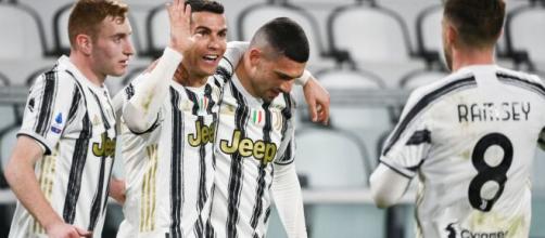 Ronaldo festeggia coi compagni dopo un gol.