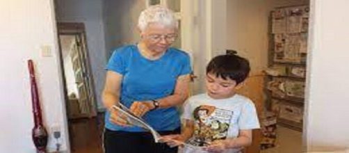 Retraités et orphelins au Canada s'aident à la lecture dans les maisons de retraite - Capture d'écran