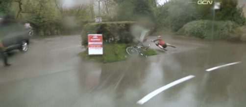 La caduta di Stefan Kung nella terza tappa del Giro di Romandia