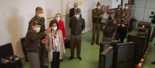 Una Tte. Coronel médico muestra a la ministra las capacidades del CEMILVET. (Foto Antonio Rodríguez Jiménez)