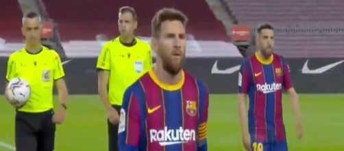 Leo Messi agacé par l'arbitre du match Barça / Valladolid. (capture)