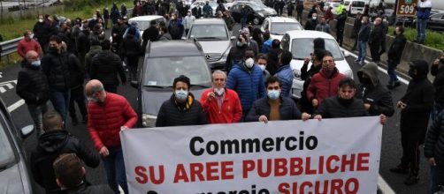 Protesta dei mercatali contro la zona rossa Covid, bloccata l'autostrada Napoli-Caserta