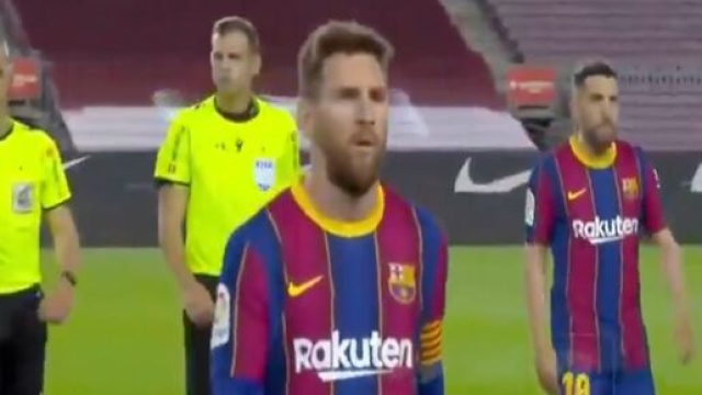 Leo Messi agacé par l'arbitre du match Barça / Valladolid. (capture)