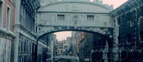 Venice Bridge of Sighs (Image source: Roger W./Flickr)