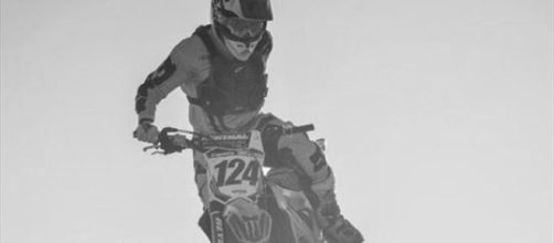 Argentina: pilota di motocross corre senza un braccio, muore in un incidente.