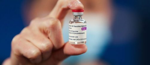 Astrazeneca, l'Ema individua un legame tra vaccino e rare trombosi ma i benefici superano i rischi.