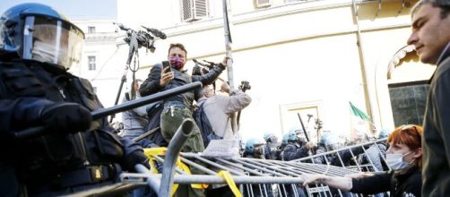 «Moriamo di crisi»: protesta e disordini davanti a Montecitorio.