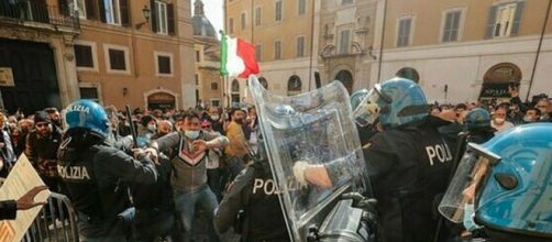 Un'immagine degli scontri in piazza Montecitorio a Roma.