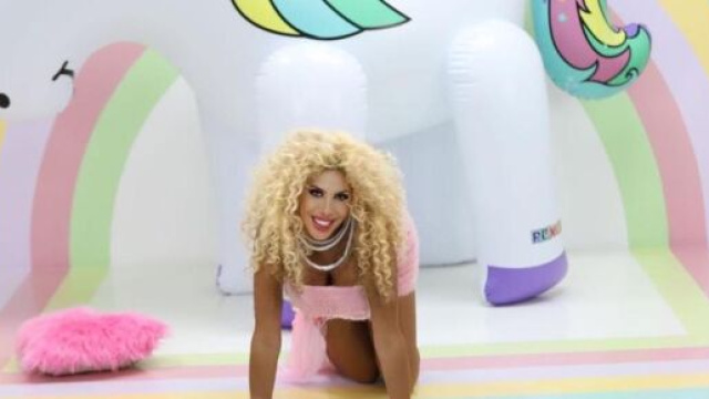 Afida Turner au Selfie Kingdom Museum de Dubaï - Source : Instagram @afida_turner